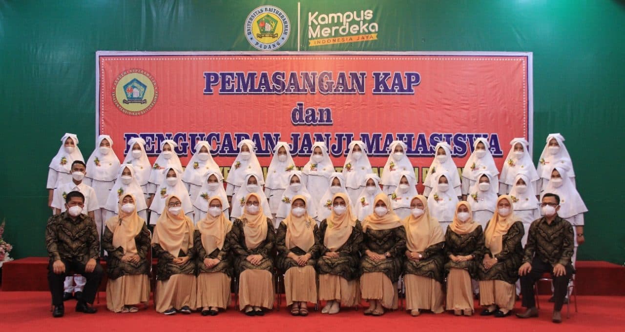 AKPER Baiturrahmah Laksanakan Pemasangan Kap dan Pengucapan Janji Mahasiswa