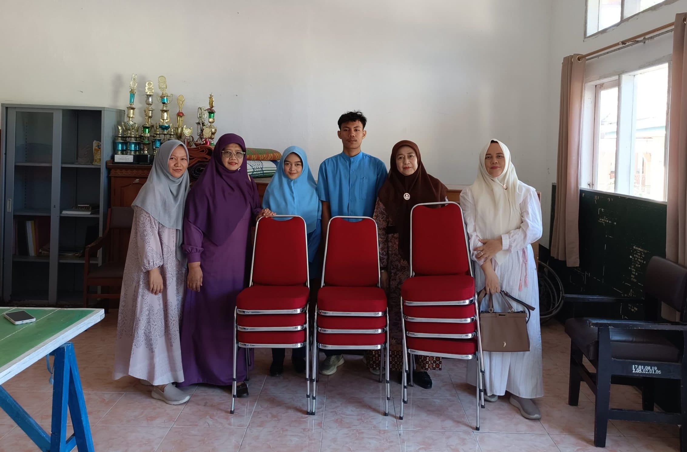 “Penyerahan Bantuan Kursi oleh AKPER Baiturrahmah ke PSTW Sabai nan Aluih Sicincin”